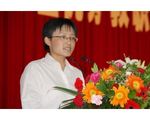 教师代表胡淑英发言