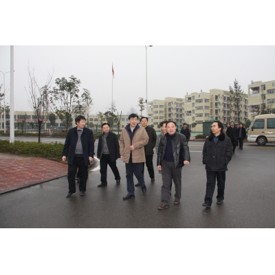 市教委主任周旭视察我校 县长王杰、校长涂志勤陪同