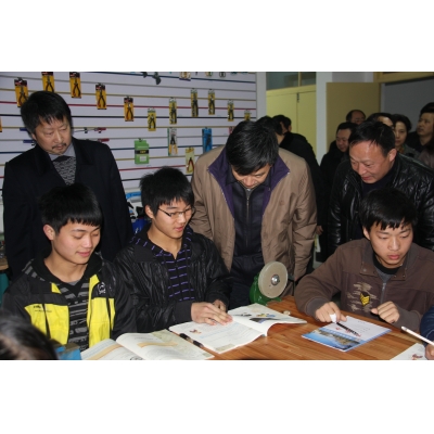 市教委主任周旭了解我校学生上通用技术课