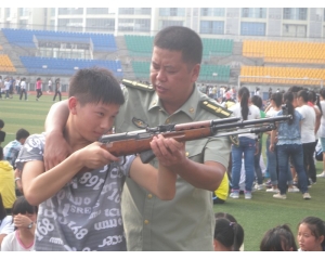 教官手把手地教射击