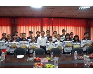 县政府办领导与受助学生合影