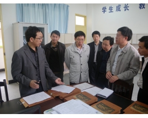市教育评估院研究人员熊德雅指导学生综合素质评价工作