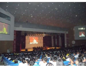 高2016级全体师生聆听讲座